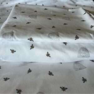 Beehive and Bee Patterned White Sheet Set